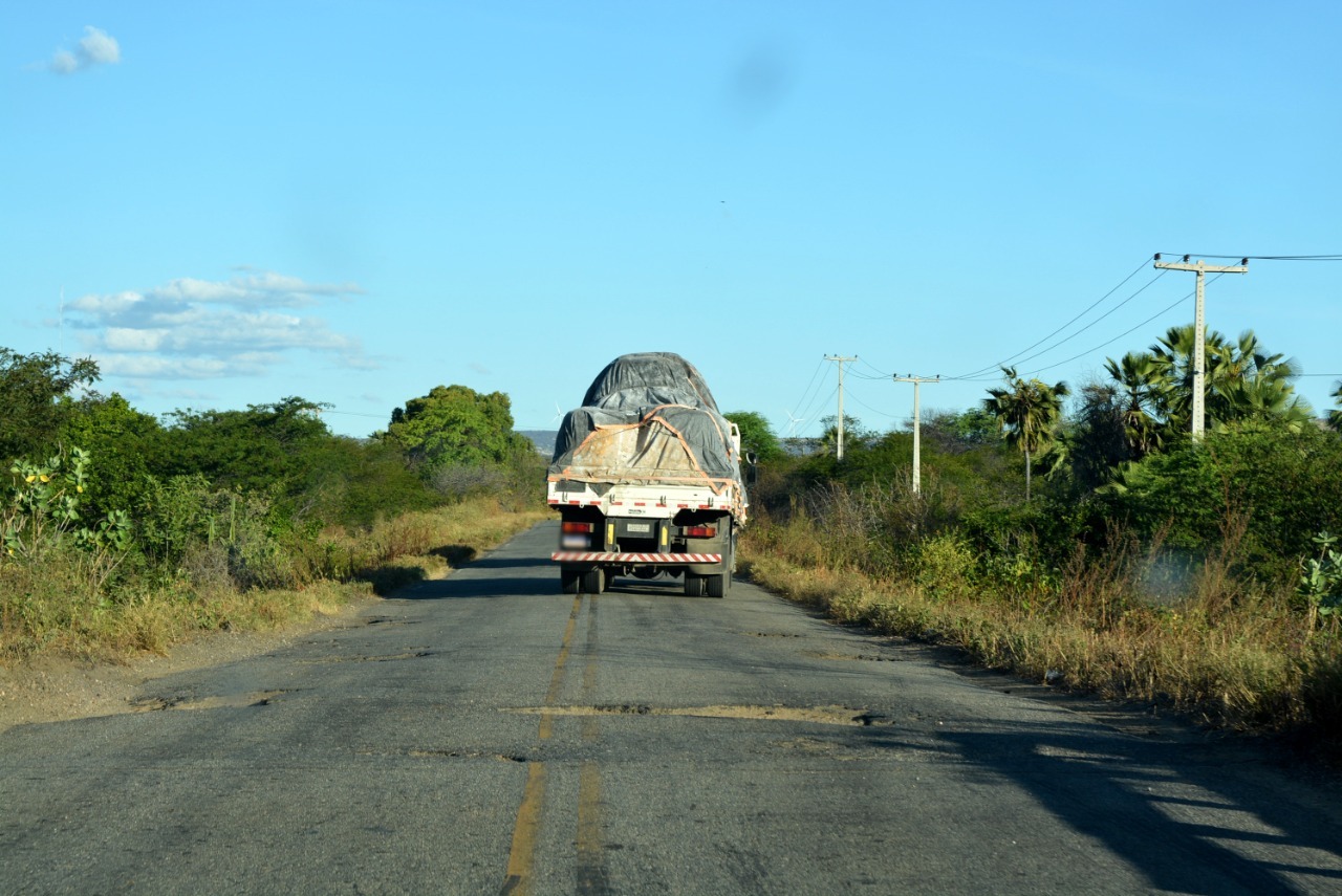 Motoristas denunciam buracos em trecho da PB-233 no Sertão e reclamam de falta de ação dos poderes públicos
