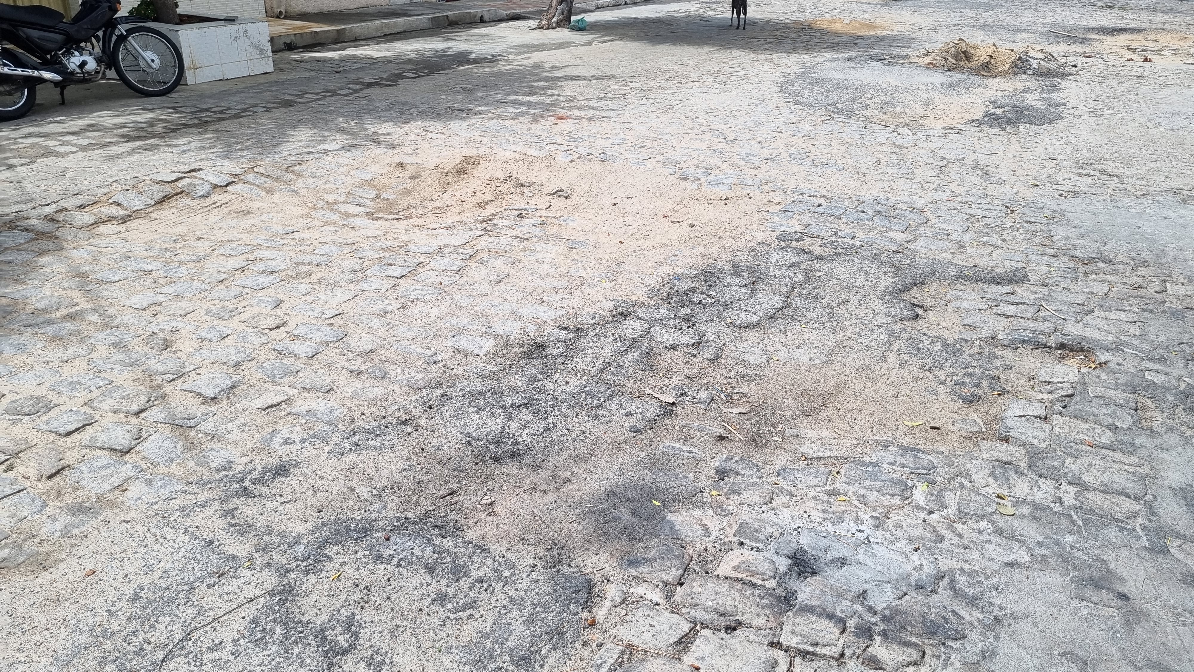 Moradores da Rua Espinharas solicitam conserto do calçamento na localidade que há anos encontra-se com vários buracos. Coordenadora informa que será solucionado