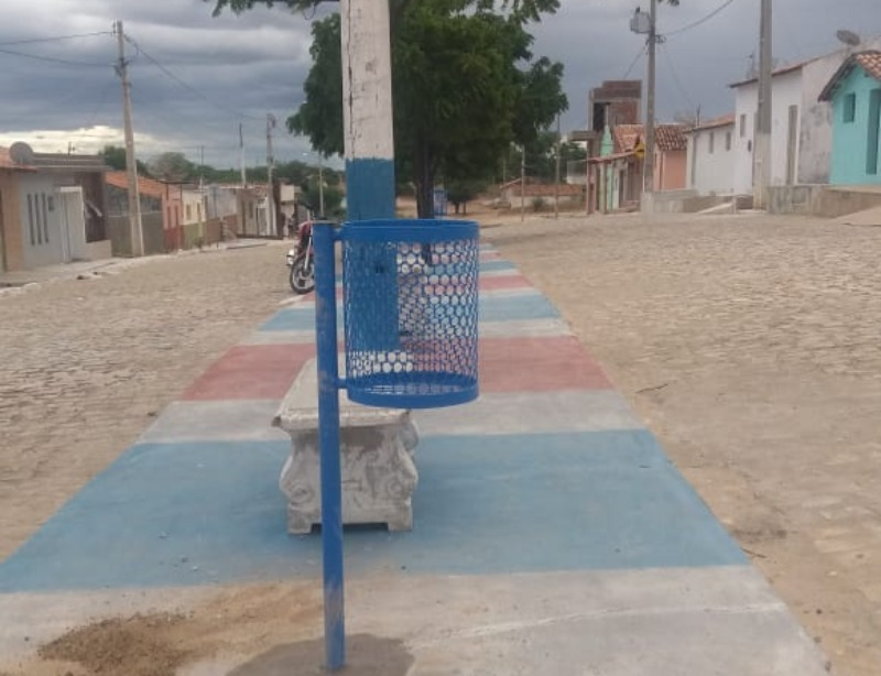 Prefeitura de Passagem realiza instalação de lixeiras na Praça do Bairro Passagem Velha
