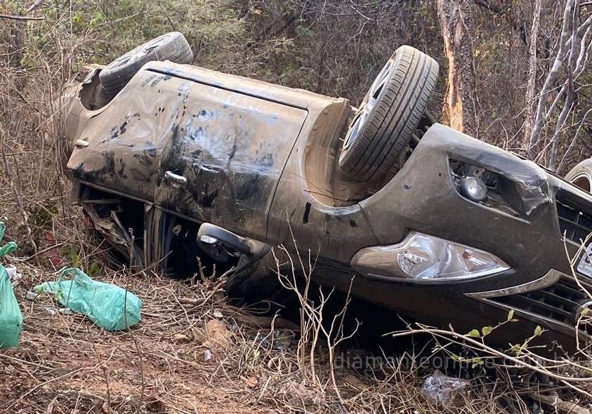 Enfermeira capota carro em rodovia de Ibiara após perder controle do veículo