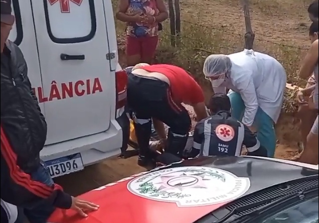 No Vale do Piancó: dois jovens ficam gravemente feridos após colisão entre moto e carro na manhã desta sexta-feira (05). VÍDEO