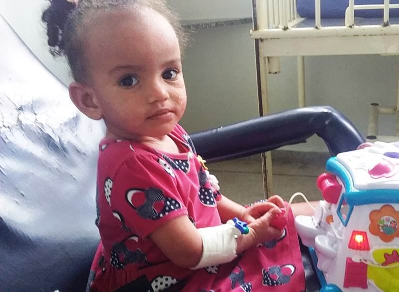 Pequena Clara Mabely, de apenas 2 anos e portadora de dermatite atópica, está internada no Hospital Universitário de João Pessoa para tratamento da doença