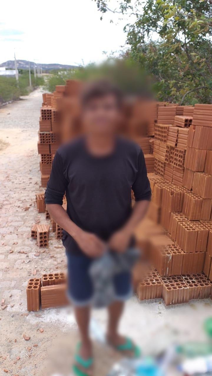 Homem é preso suspeito de furtar residência na manhã deste domingo (07), no Luar de Angelita, em Patos