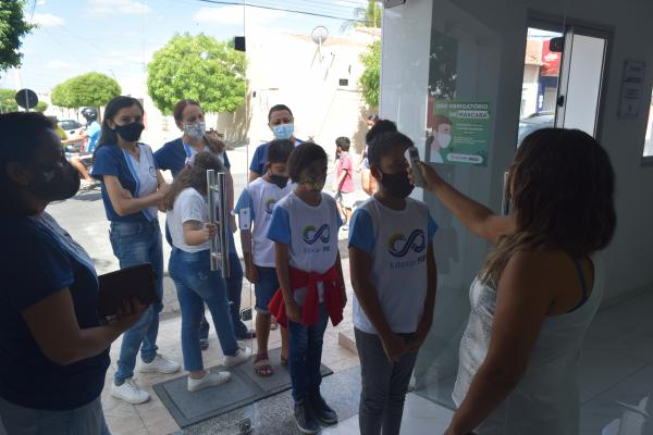 Durante visita à Biblioteca Municipal, secretária de educação de São Mamede entrega material de informática