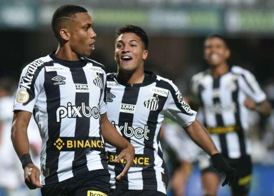 Brasileirão: Peixe marca nos acréscimos e complica o Coxa