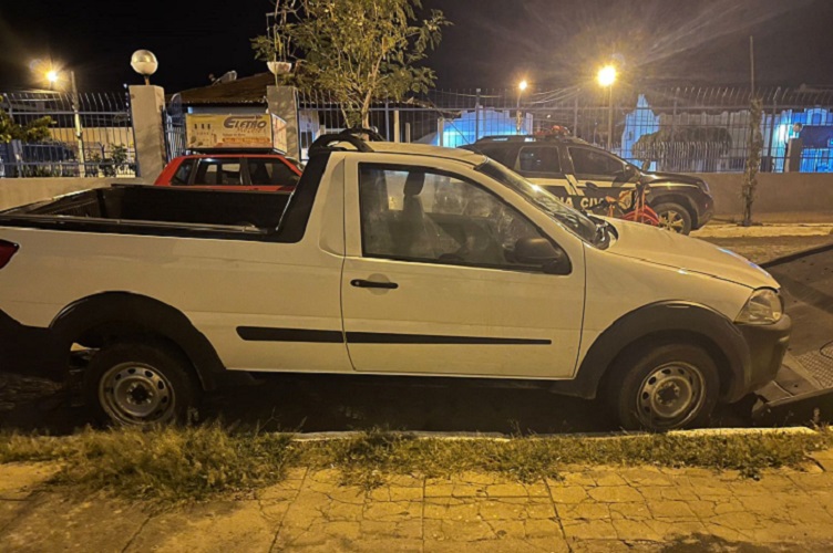PRF recupera às margens da BR-427, em Pombal, carro roubado na capital João Pessoa