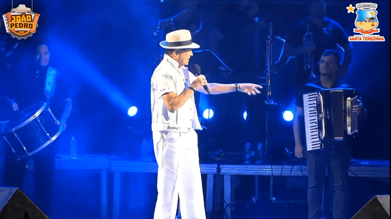 Cantor Alcymar Monteiro interrompe show em Santa Terezinha-PE e critica forma como músicos estavam tocando: 