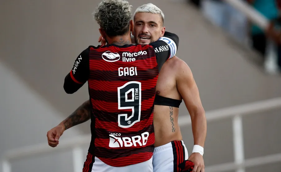 Procuradoria do STJD aceita pedido do Athletico e denuncia Gabigol e Arrascaeta