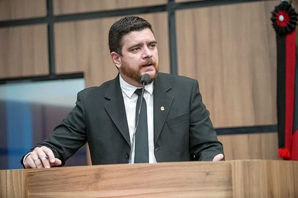 Sem citar nomes, Jamerson Ferreira diz que alguns vereadores de Patos foram eleitos por meio de compra de votos. Vereador Décio Motos se ofende e responde ao colega. Ouça