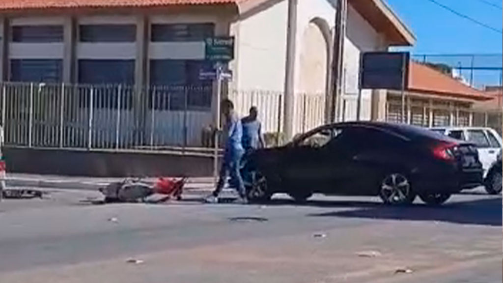 Acidente entre carro e moto é registrado na tarde desta quarta-feira (10), no bairro Brasília, em Patos. VEJA VÍDEO