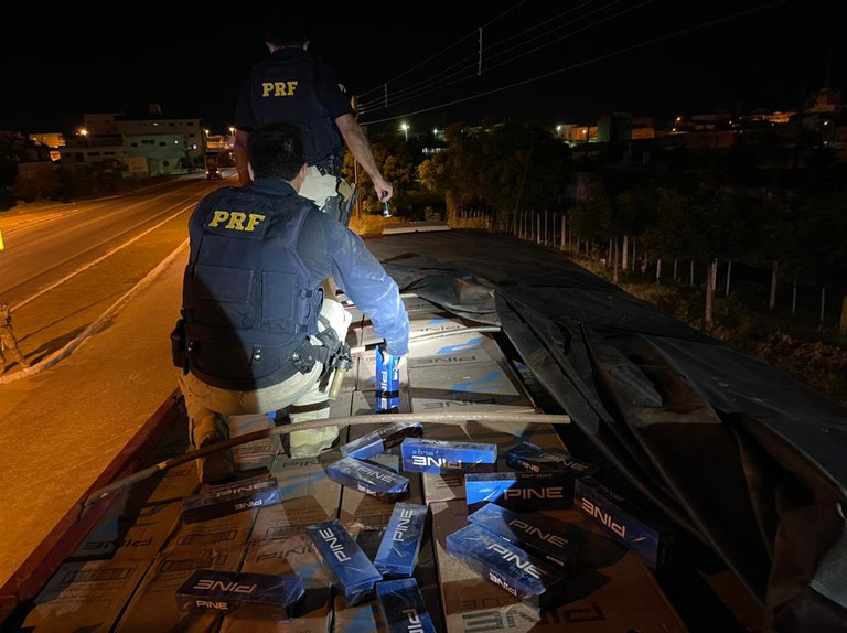 Carga de cigarros contrabandeados é apreendida pela PRF no sertão paraibano. VÍDEO
