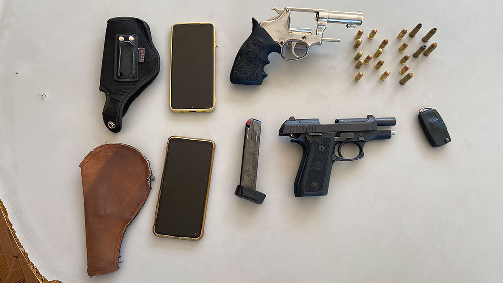 Três indivíduos armados em um veículo são presos pela Polícia Militar na manhã desta quinta-feira (11), em Patos. VEJA REPORTAGEM