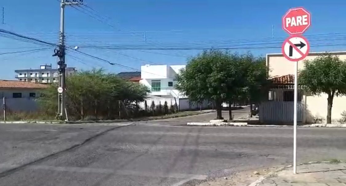 Marconi Palmeira solicita instalação de placa de sinalização no cruzamento das ruas Oscar Torres com Elias Asfora. Agente da STTRANS explica