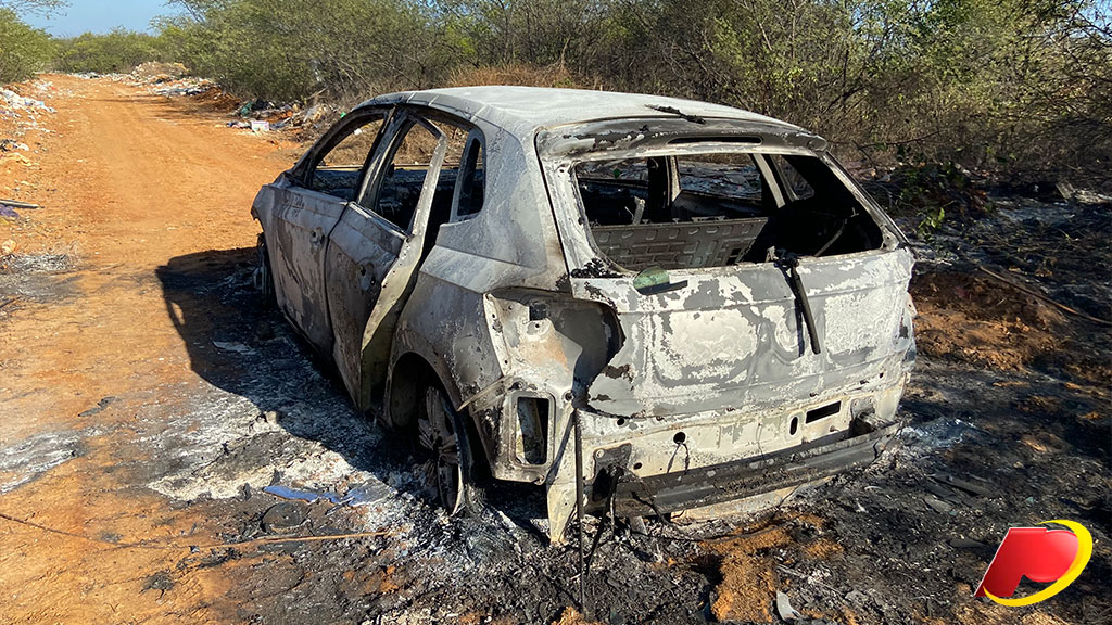 Carro é encontrado incendiado na manhã desta sexta-feira (12), próximo ao lixão de Patos. VEJA REPORTAGEM