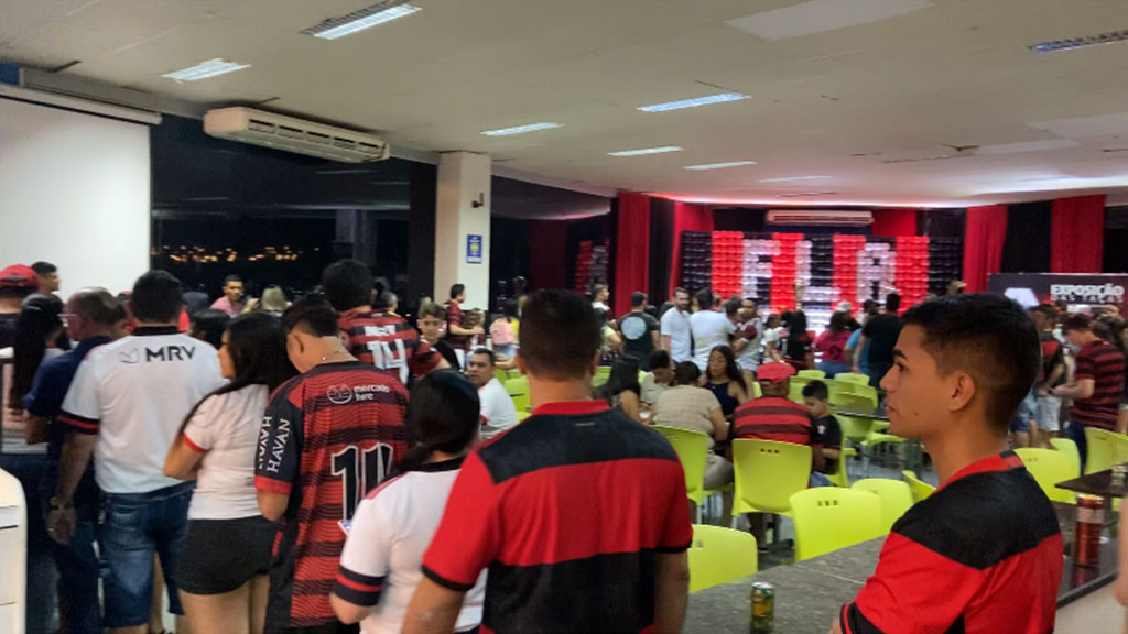 Flamenguistas prestigiam taças do Mundial e da Libertadores e lotam shopping na cidade de Patos. VEJA REPORTAGEM