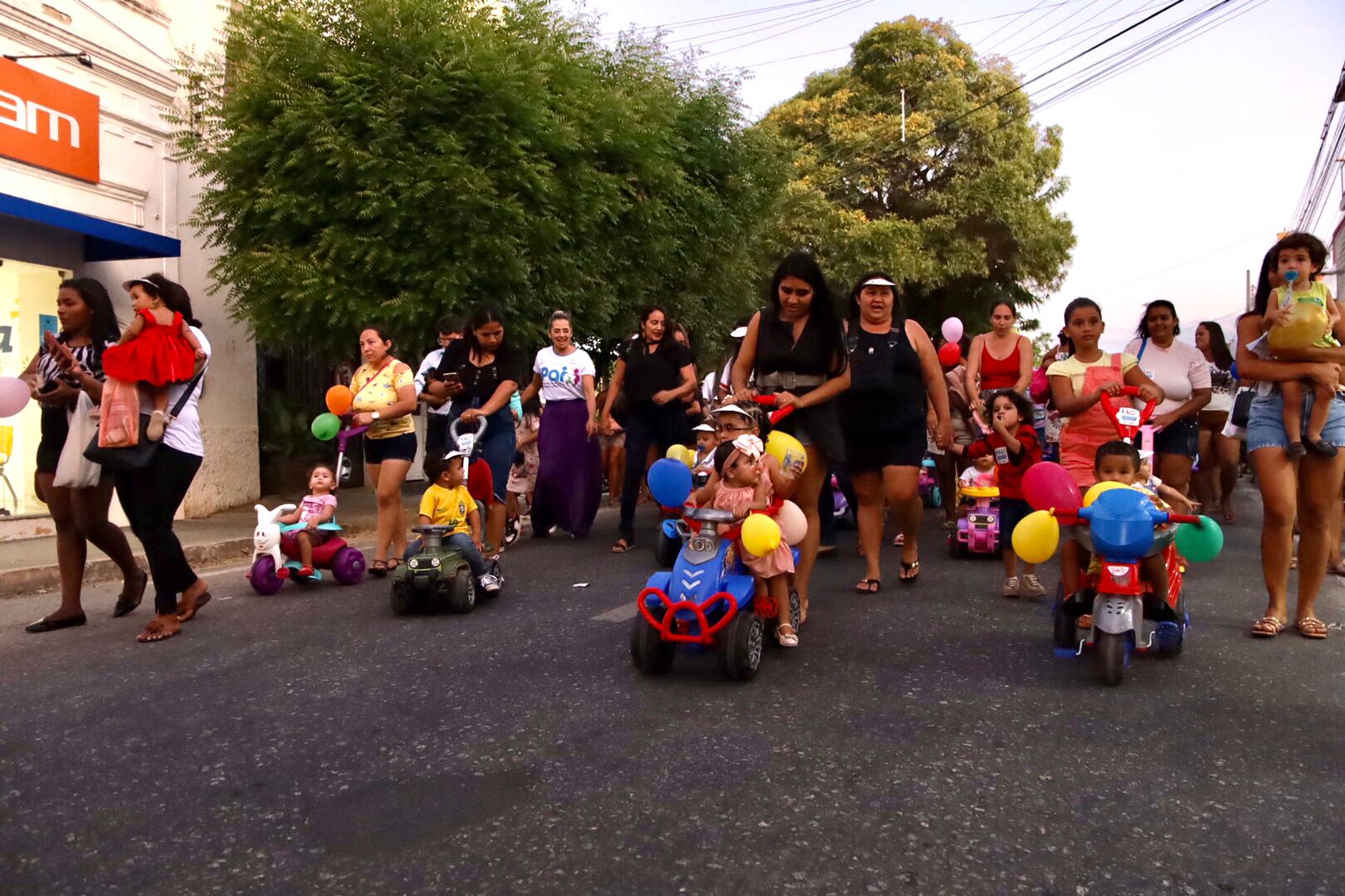 Passeata com bebês marca o encerramento da I Semana do Bebê em Patos