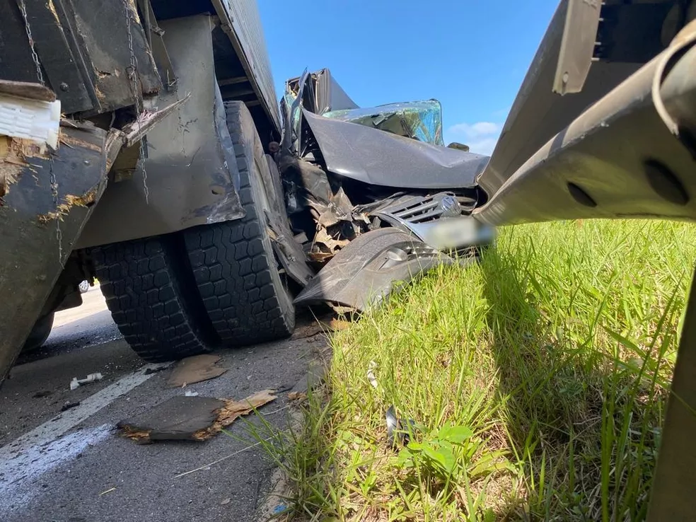 Motorista sai ileso após ter carro esmagado por caminhão na BR-230 e diz: 