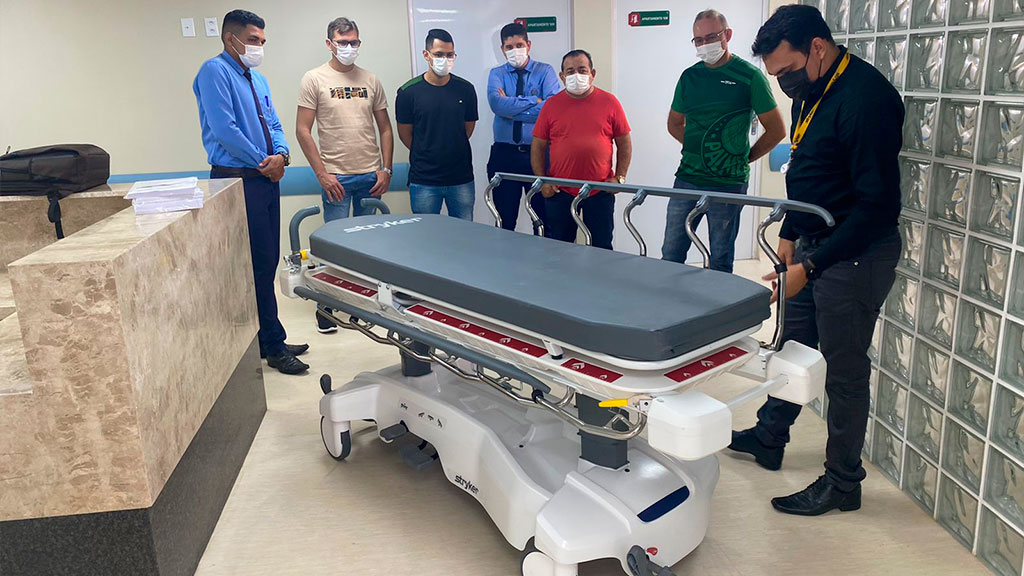 Hospital São Francisco recebe nova maca altamente tecnológica utilizada em grandes centros de referência e realiza treinamento com profissionais. Confira