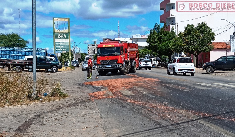 Vazamento de óleo diesel toma parte de via pública no bairro Belo Horizonte, em Patos, e Corpo de Bombeiros é acionado para fazer limpeza do local