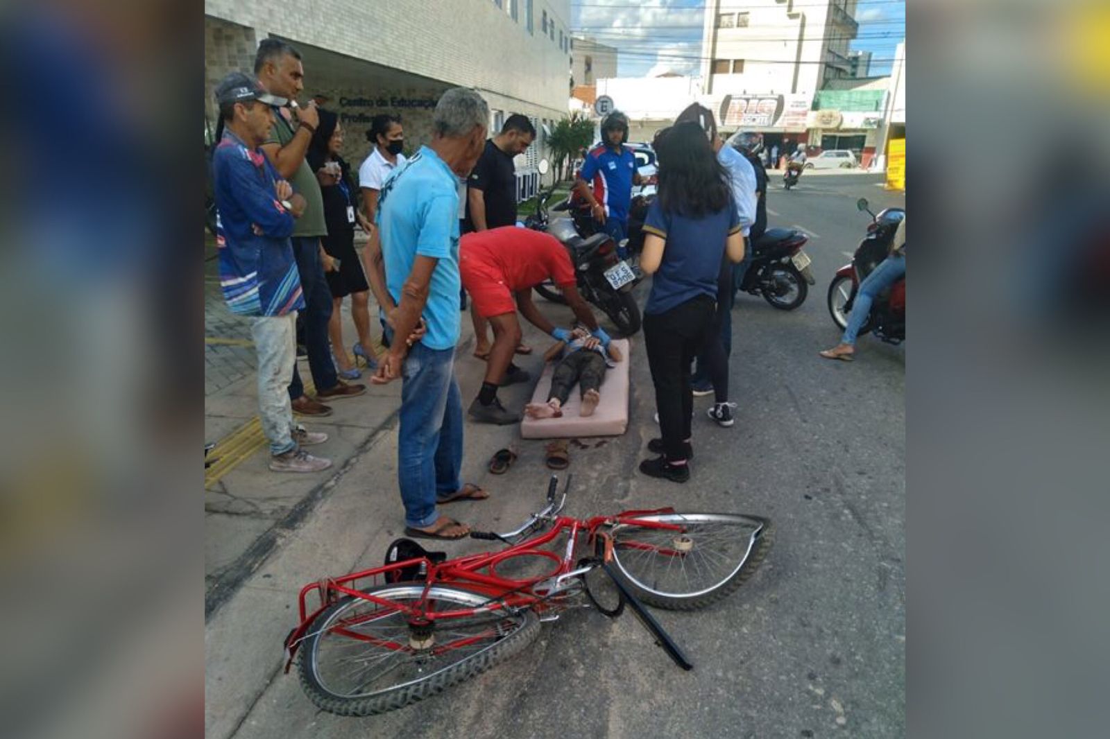 Idoso que trafegava em bicicleta fica ferido após colisão com carro na tarde desta quarta-feira (17), no Centro de Patos. VÍDEO