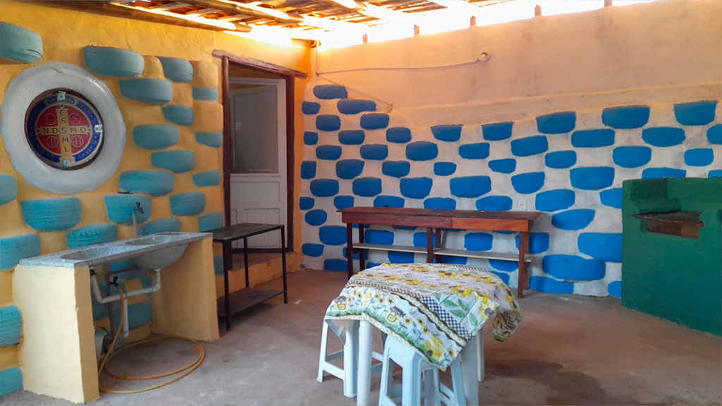 Conheça o Projeto Ecológico que utilizou pneus na construção de uma chácara, em Patos