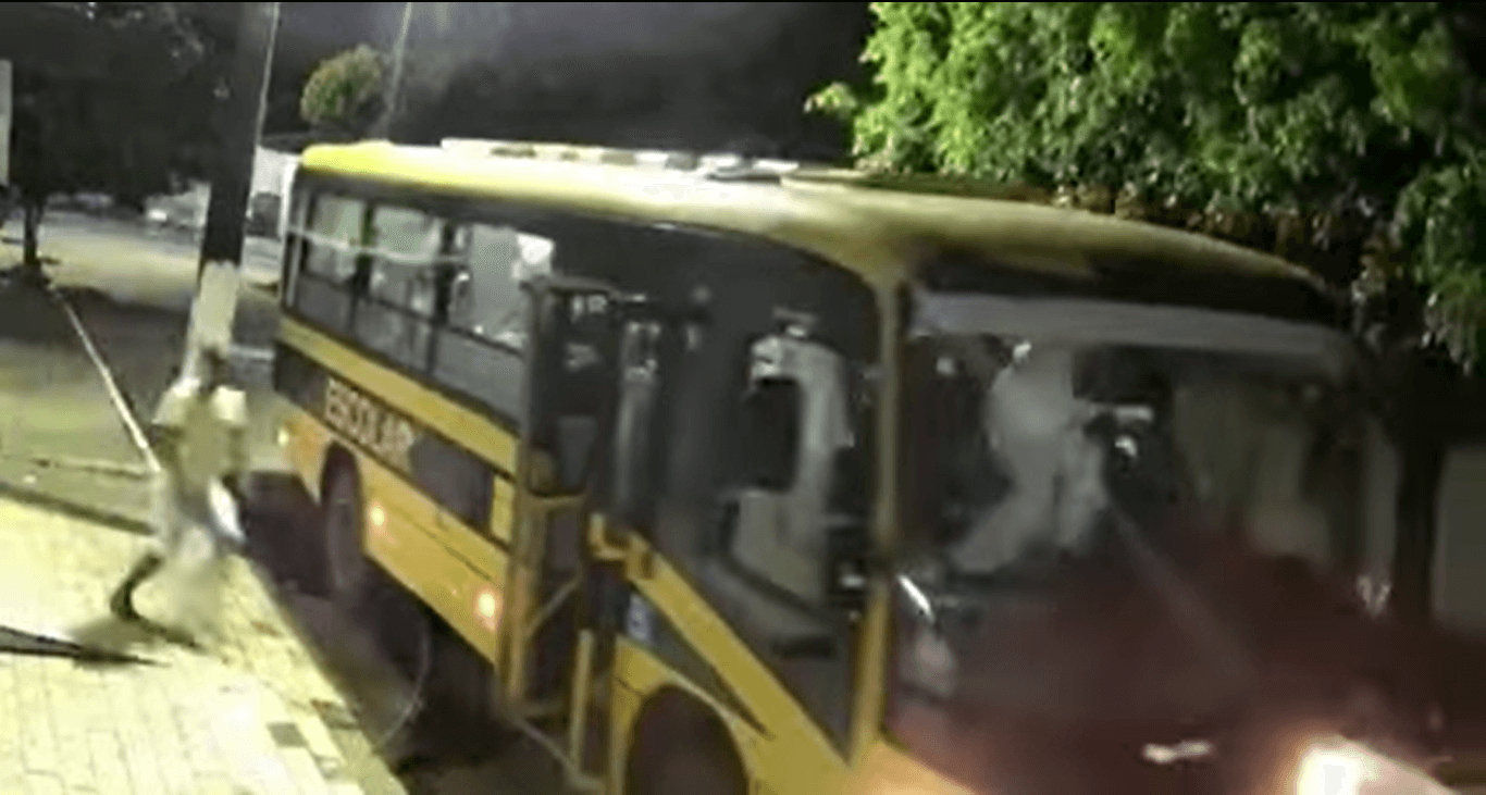 Estudante evita acidente com ônibus universitário em Araçagi, na Paraíba. Veja vídeo