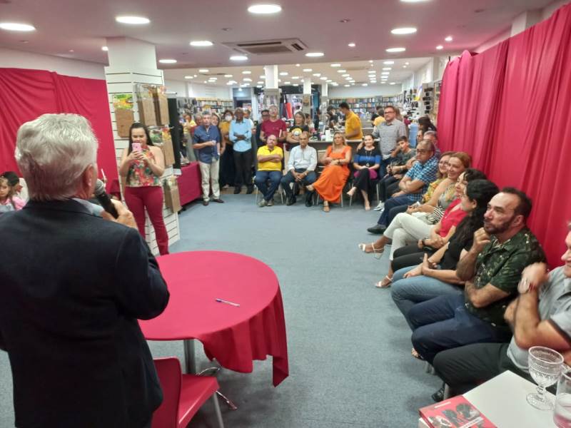 Em Patos: Deusimar Guedes lança o livro 'Drogas: onde e como lidar com o problema?'