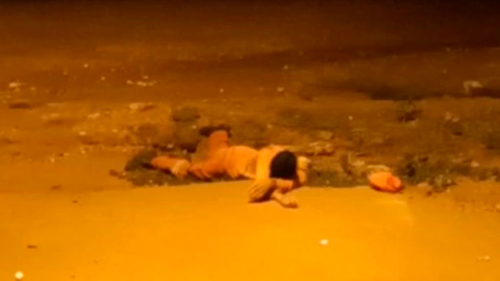 Gari fica ferido após se desequilibrar de caminhão coletor e cair, na noite deste sábado (20), em Patos. Veja vídeo