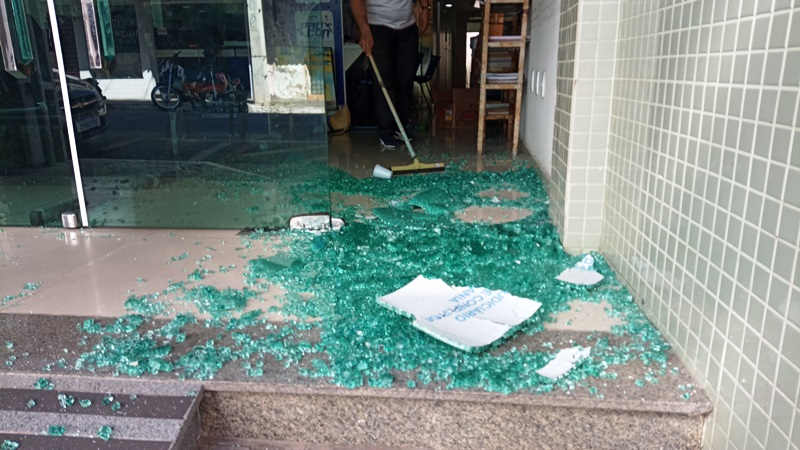 Sede do PROCON Patos é alvo de vandalismo na tarde deste domingo (21) e tem porta depredada