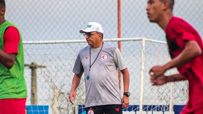 Flávio Araújo renova com o Campinense para a temporada de 2023