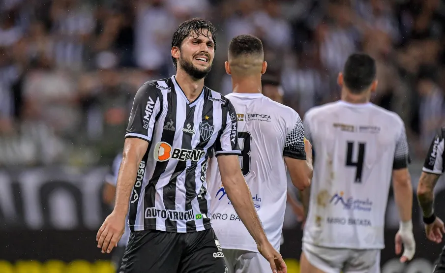 Zagueiro titular do Atlético-MG rompe ligamento do joelho esquerdo e passará por cirurgia