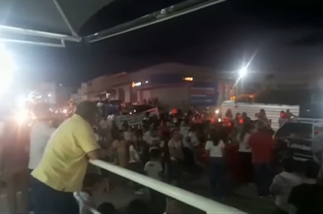 Em São Bento: População vai às ruas e pede retorno de diretora de escola afastada por suposto incentivo à violência. VÍDEO