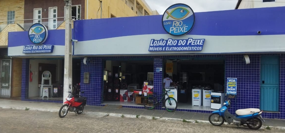 Homens armados assaltam loja de móveis na tarde desta terça-feira (23), em Santa Luzia-PB, e levam smartphones, relógios e dinheiro