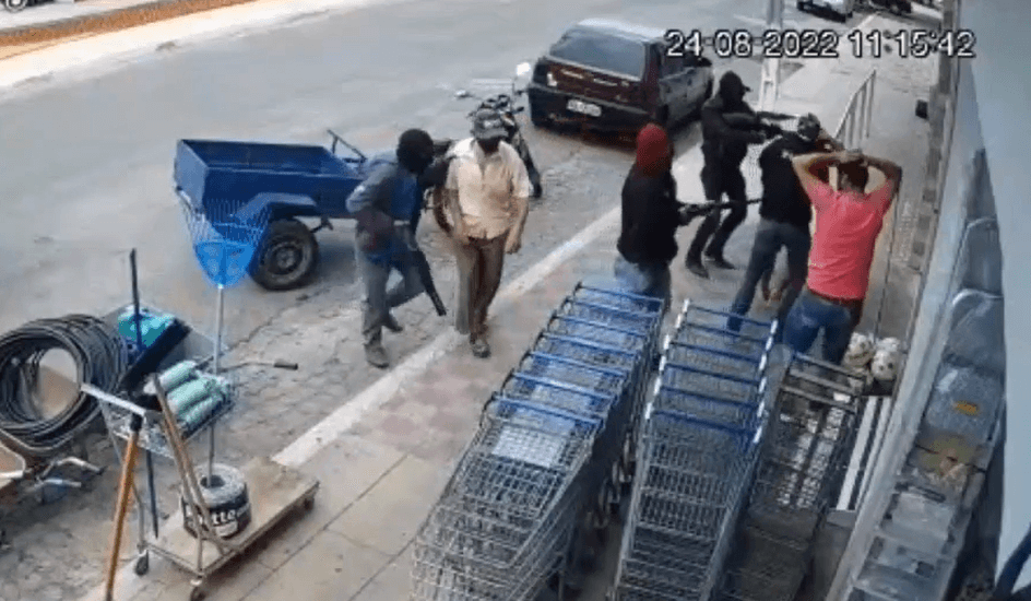 Grupo fortemente armado assalta agência bancária na cidade de Itapetim- PE e faz pessoas reféns. VEJA VÍDEO