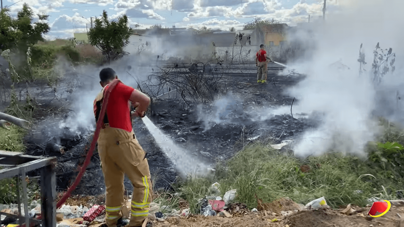 Foco de incêndio foi registrado na tarde desta quarta-feira (24) no centro de Patos. Veja Reportagem
