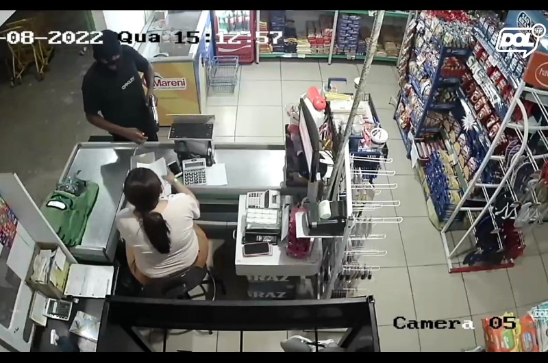 Homem assalta mercadinho à mão armada em Piancó. VÍDEO