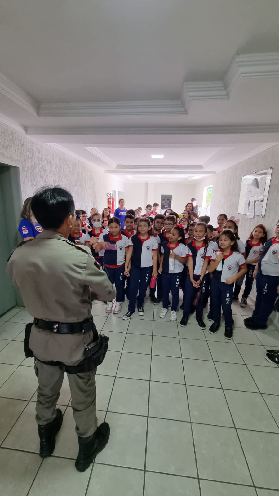 Polícia Militar recebe visita de escolas em alusão ao Dia do Soldado
