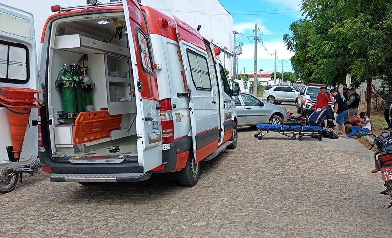 Duas pessoas ficam feridas em grave acidente registrado no início da tarde desta sexta-feira (26), em frente à colégio, em Patos