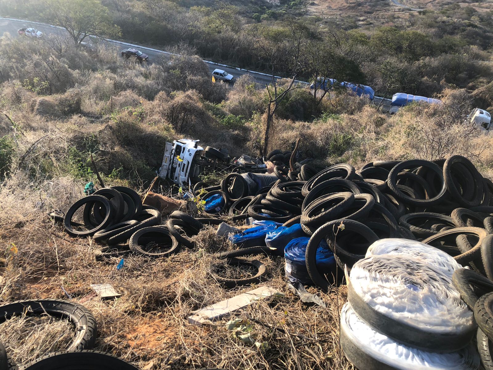 Caminhão com carga de pneus tomba na tarde desta sexta-feira (26), na Serra do Teixeira. VÍDEO