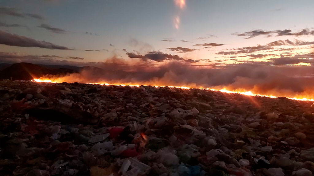 Focos de incêndio são registrados no lixão de Patos neste sábado (27). Prefeitura está no local controlando o fogo. Veja vídeo