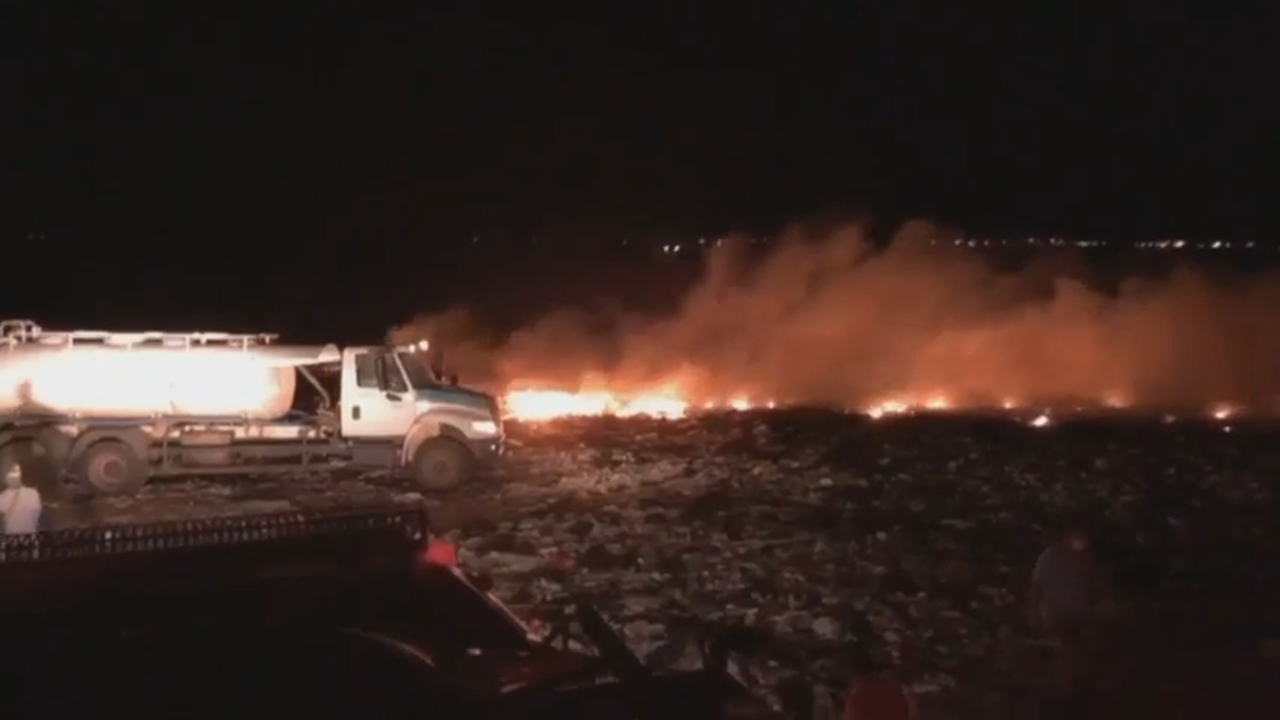 Corpo de Bombeiros confirma equipes combatendo focos de incêndio no lixão de Patos. Veja Vídeo