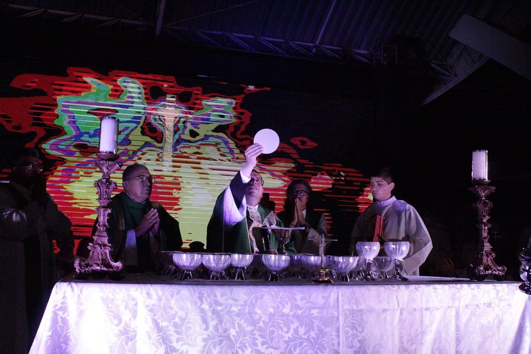 Missa com Orações de Cura e Libertação, com Padre Fabrício, reúne cerca de 80 mil fiéis na noite deste sábado (27), em Taperoá. Confira imagens