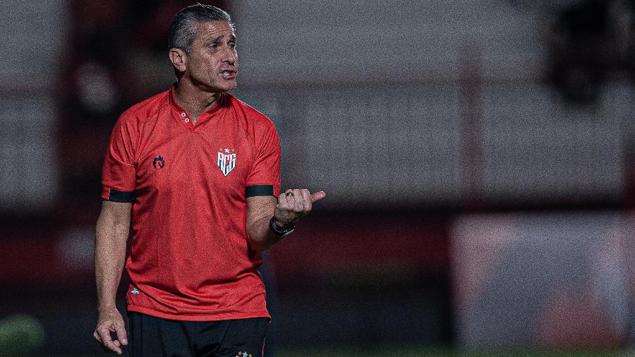 Após derrota em clássico, Atlético-GO demite técnico Jorginho Campos