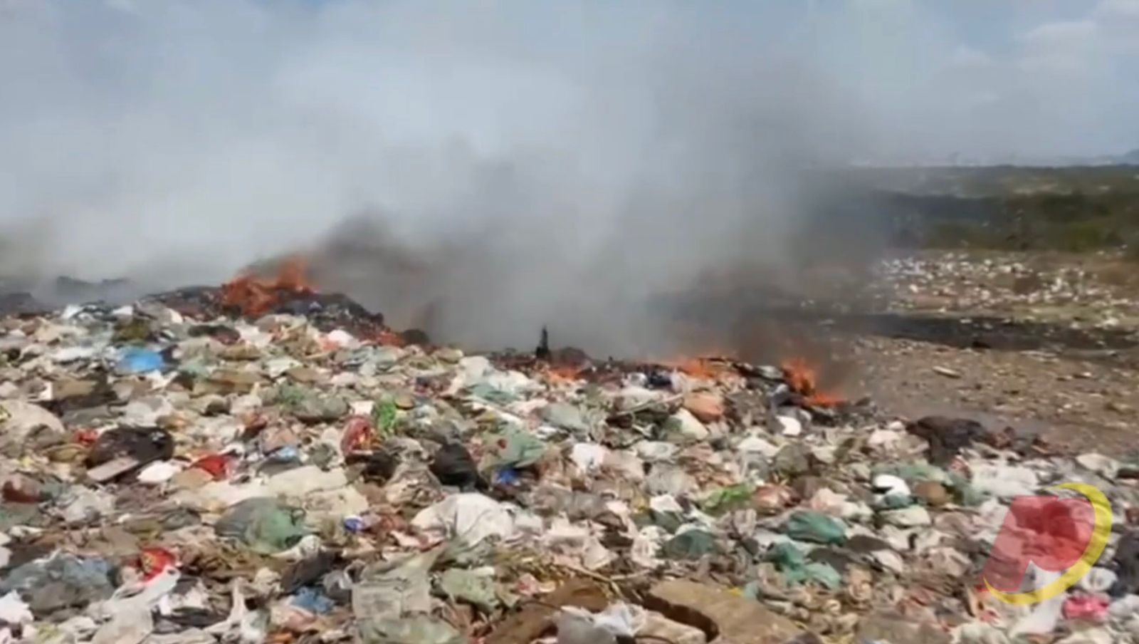 Patosonline.com visita o Lixão de Patos neste domingo (28); Focos de incêndio continuam e secretário afirma que situação está sob controle. Veja e ouça