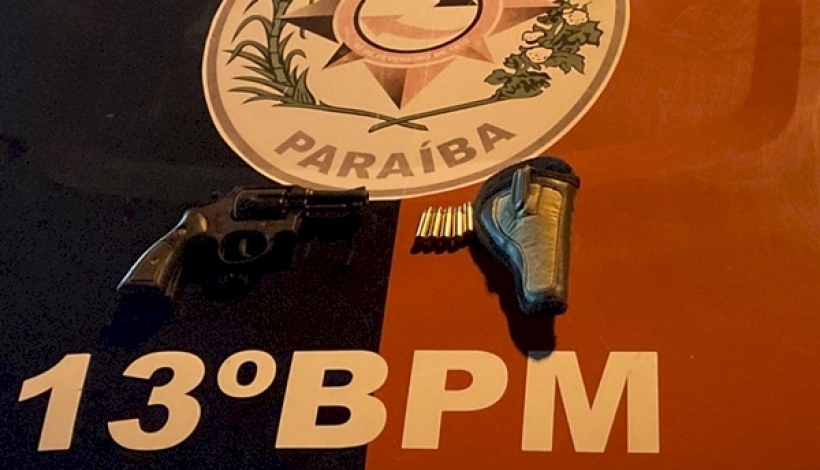 Homem efetua disparo em via pública, esconde arma embaixo do para-choque do carro, mas acaba preso pela PM, no Vale do Piancó