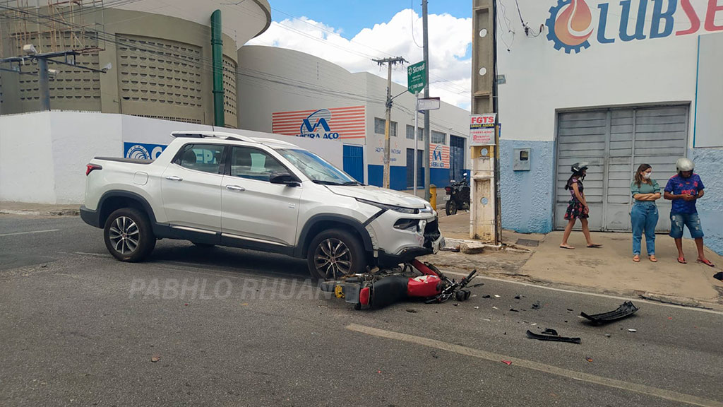 Acidente é registrado no cruzamento das ruas do Prado e Prefeito Oscar Torres na tarde deste domingo (28), em Patos