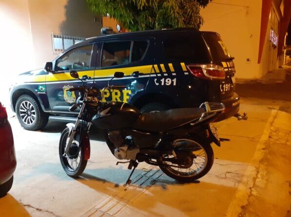 PRF prende motoqueiros alcoolizados e apreende moto roubada, no Vale do Piancó