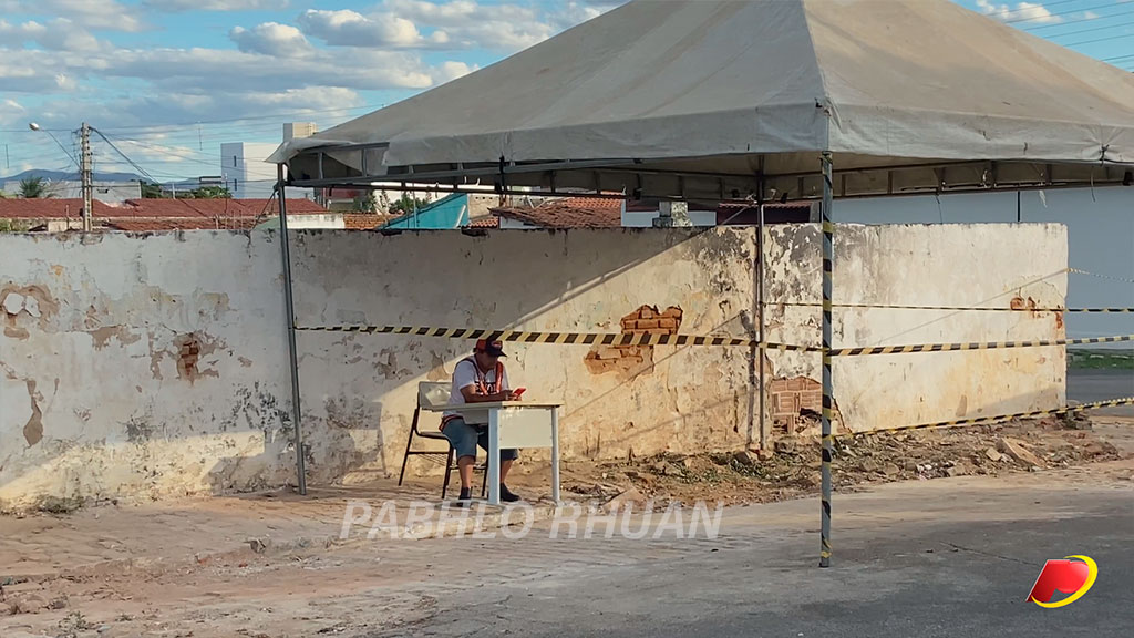 Fiscal é colocado na lateral do Cemitério São Miguel para impedir o depósito de lixo e entulhos no local. Veja Reportagem