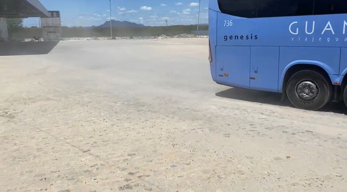 Taxista que trabalha ao lado do Rodoshopping reclama de poeira no local e cobra asfaltamento ou limpeza do terminal rodoviário. VÍDEO