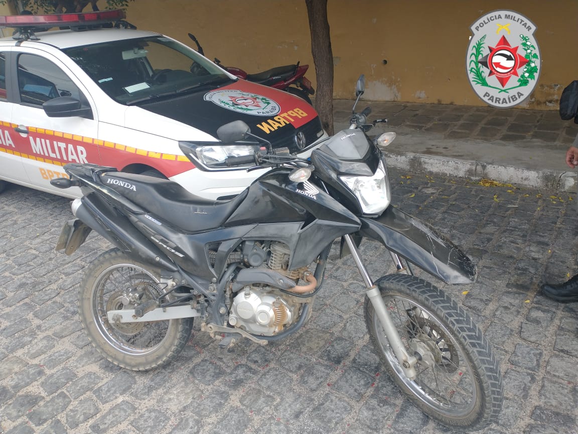 Polícia Militar apreende em Patos, motocicleta roubada